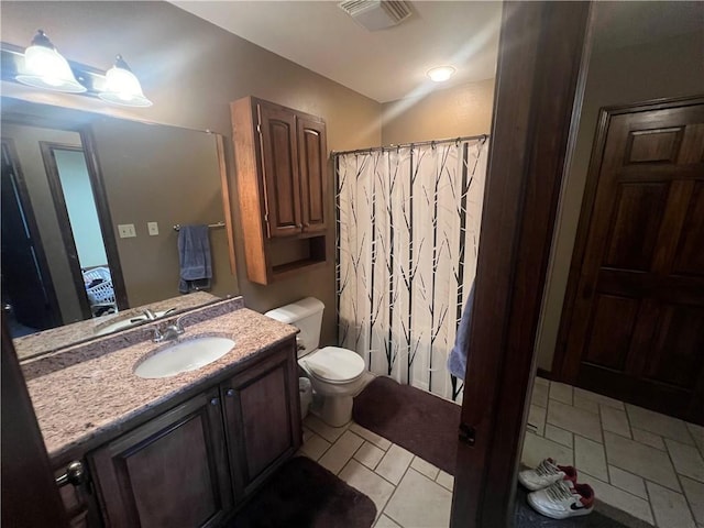 full bathroom featuring visible vents, toilet, vanity, and a shower with curtain