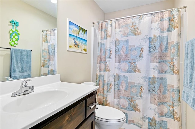 full bathroom featuring a shower with shower curtain, vanity, and toilet