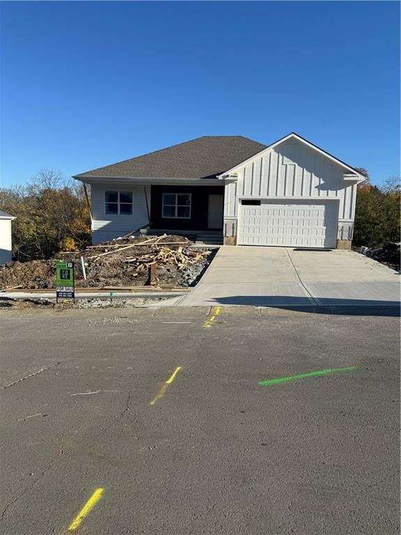 view of front of house featuring a garage