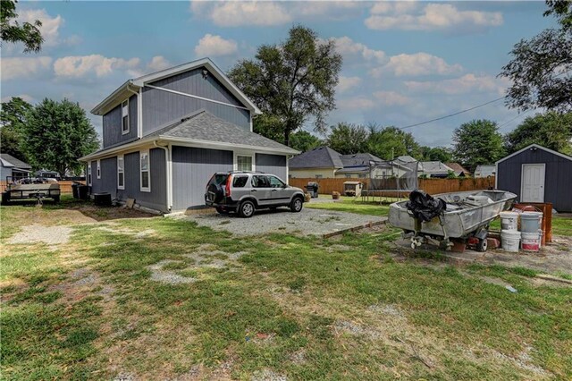 view of yard featuring a shed