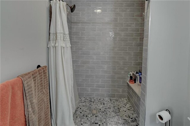 bathroom featuring a shower with curtain