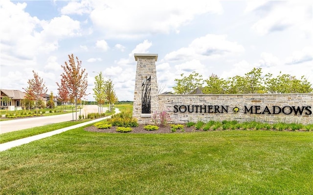 community sign featuring a yard