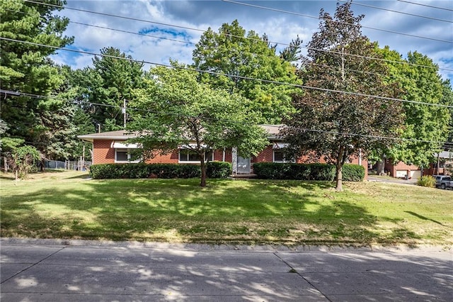 view of front of property featuring a front yard