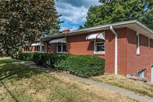 view of front of house featuring a front lawn