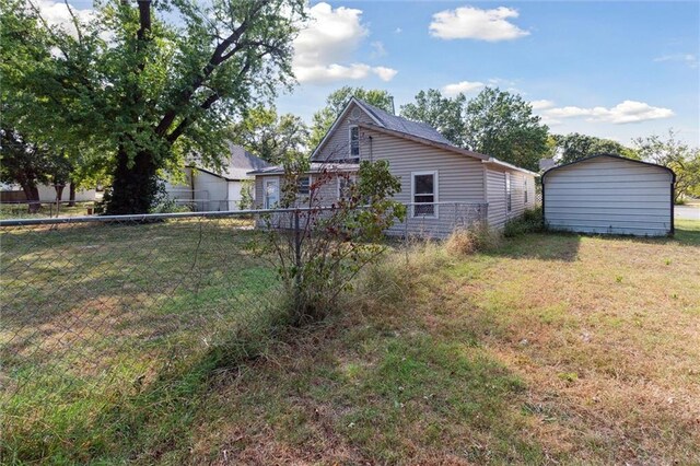 view of yard with a storage shed