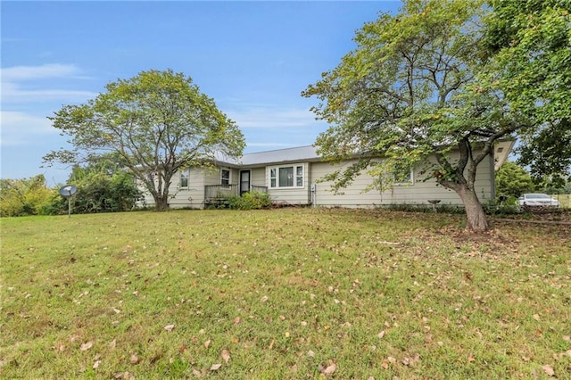 single story home featuring a front lawn