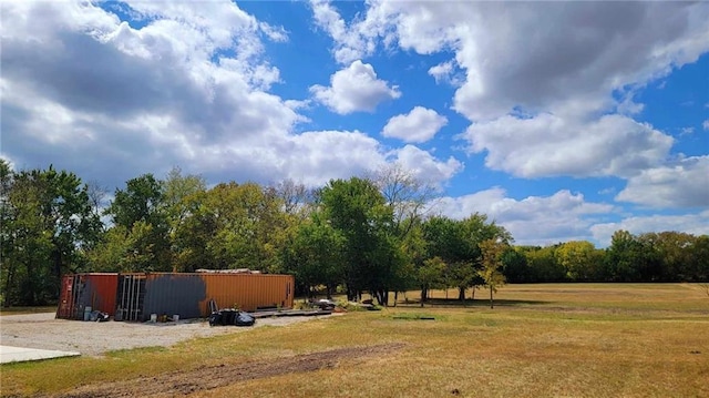 view of yard featuring a rural view