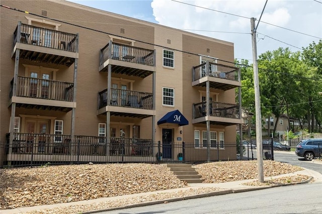view of apartment building / complex