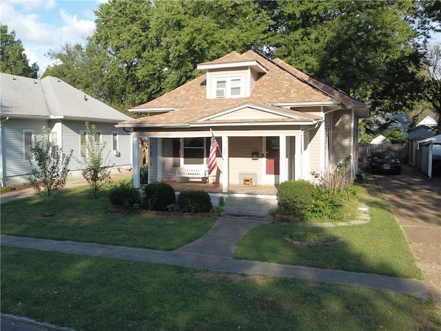 bungalow-style house featuring a front lawn and a porch