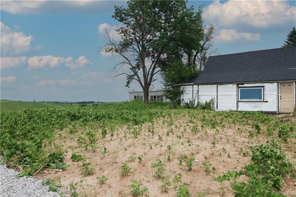 view of yard featuring a rural view