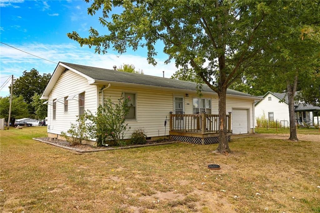 view of front facade featuring a garage and a front lawn