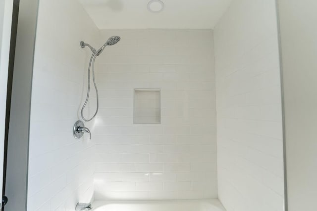 bathroom with tiled shower / bath