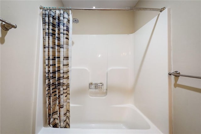 bathroom featuring shower / bath combo