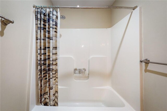 4602 NW Verona Dr, Riverside, MO 64150 - bathroom featuring shower / bath combo