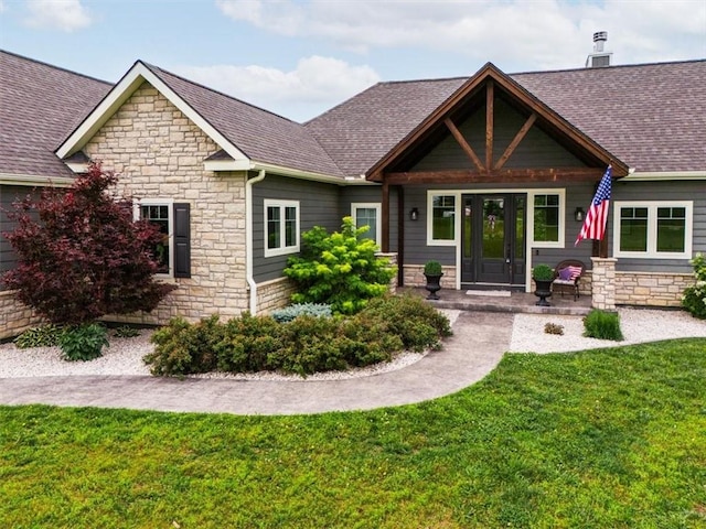 craftsman house featuring a front lawn