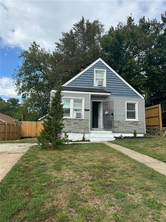 bungalow-style house with a front yard