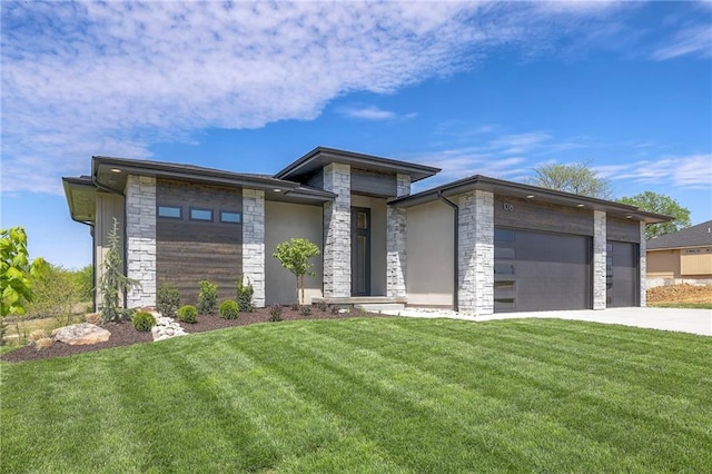 view of front of home with a front lawn