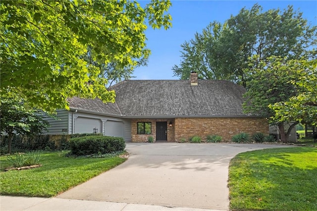 view of front of home featuring a front yard and a garage