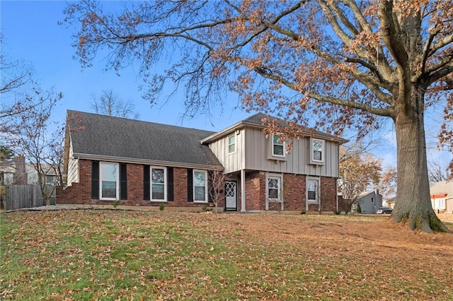 view of front of home featuring a front lawn