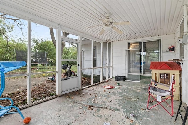 sunroom / solarium with ceiling fan