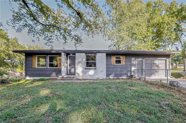 single story home featuring a front lawn