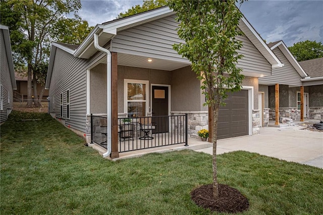 view of front facade featuring a porch and a front lawn