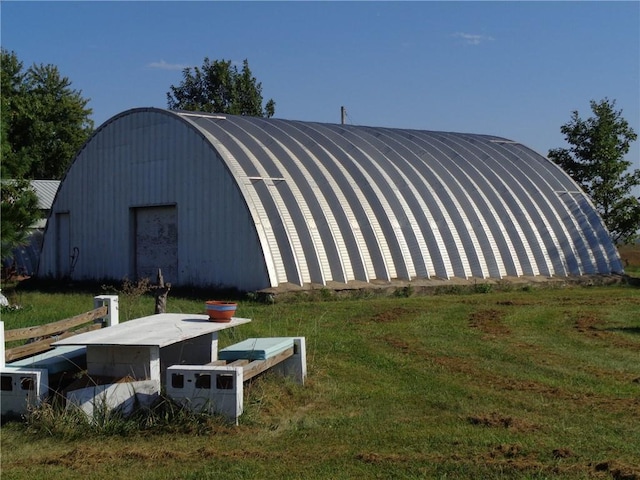 view of outdoor structure with an outdoor structure