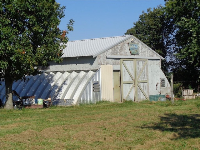 view of barn with a yard