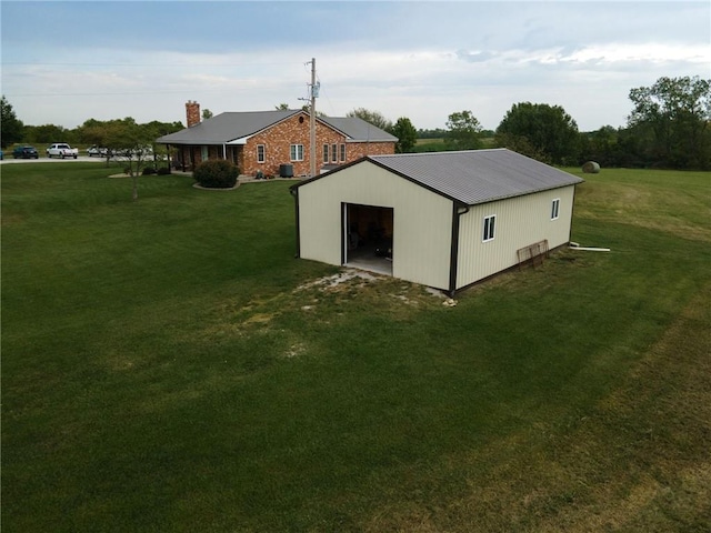 view of yard featuring an outdoor structure