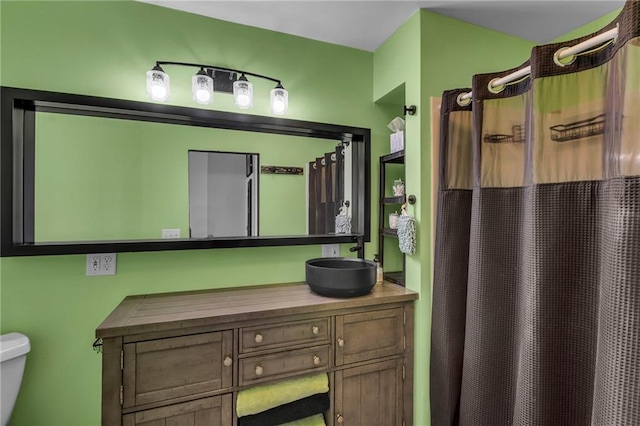 full bath featuring toilet, curtained shower, and vanity