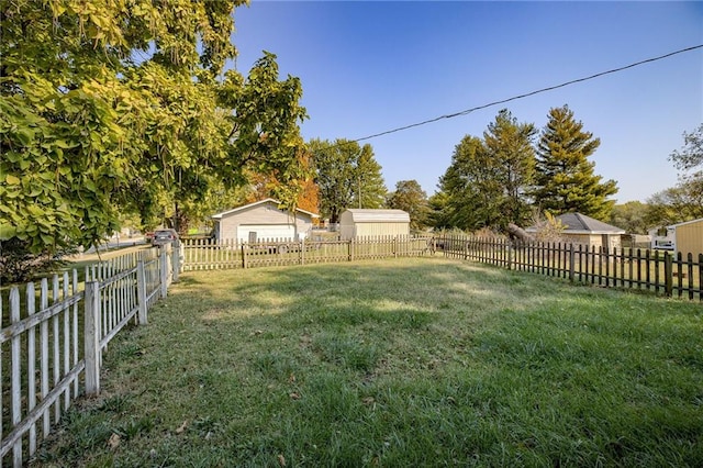 view of yard featuring a shed