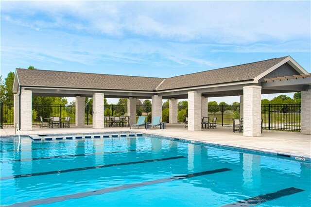 1617 SW Arbor Park Dr, Lees Summit, MO 64082 - community pool with a patio