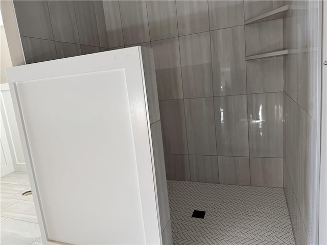 bathroom featuring tiled shower