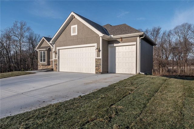 view of front of house featuring a front yard and a garage