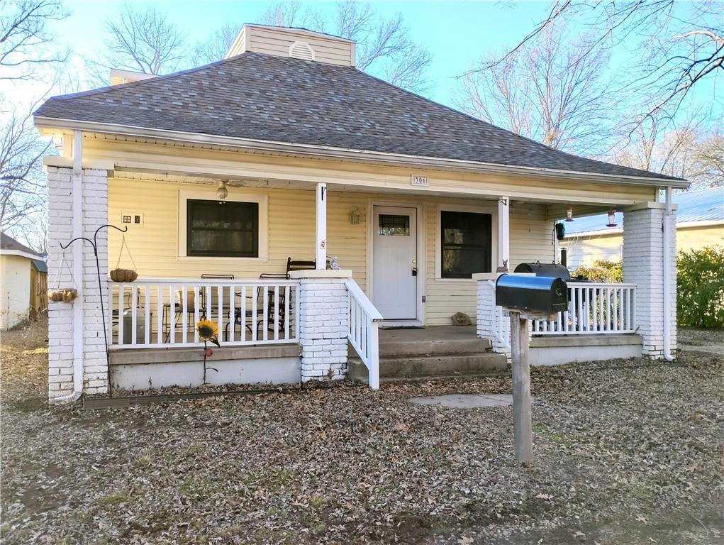 bungalow-style home with covered porch