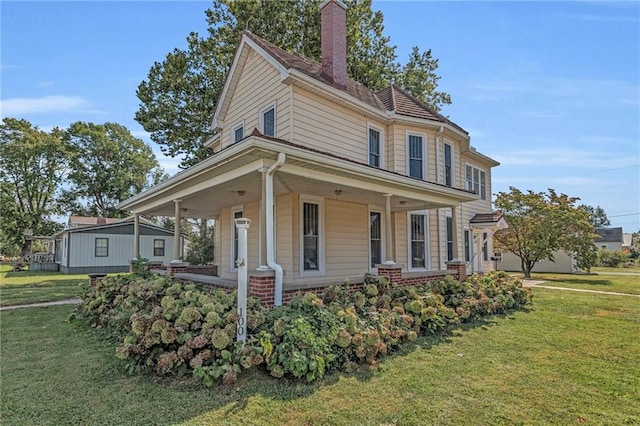 view of front facade featuring a porch and a front lawn