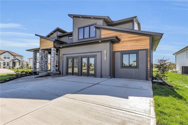 contemporary house featuring a front lawn