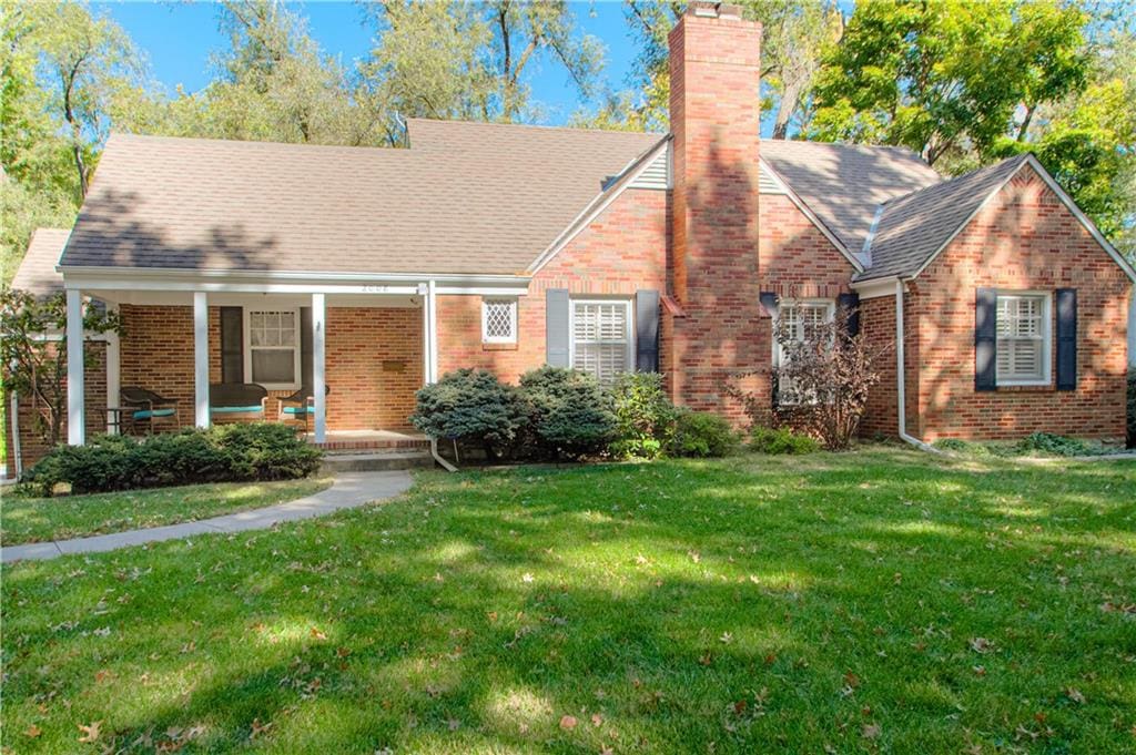 view of front of property with a front yard and covered porch