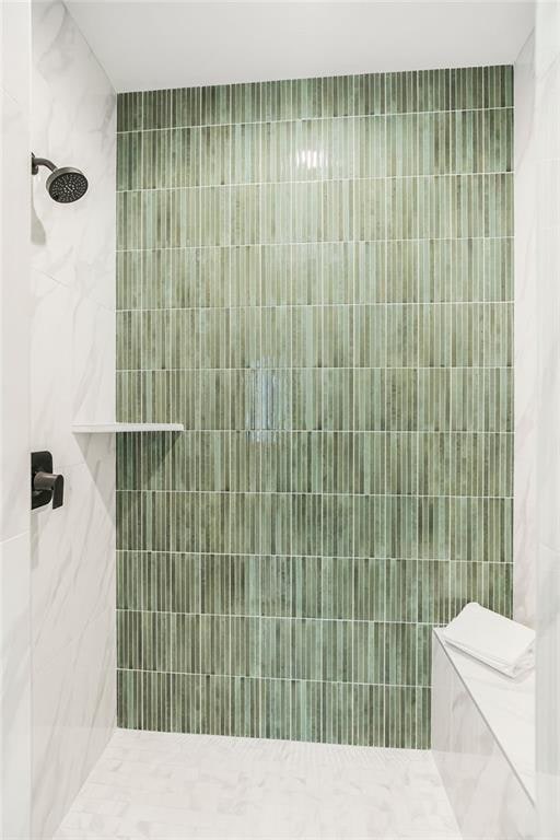 bathroom featuring a tile shower