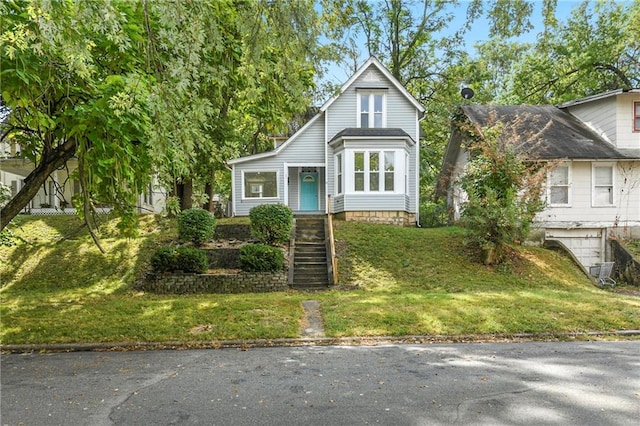 view of front of home featuring a front yard