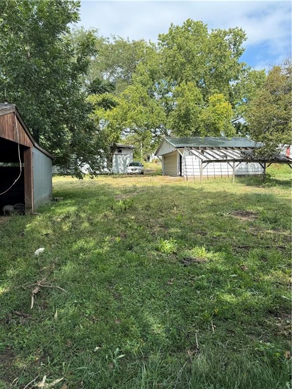 view of yard featuring an outdoor structure