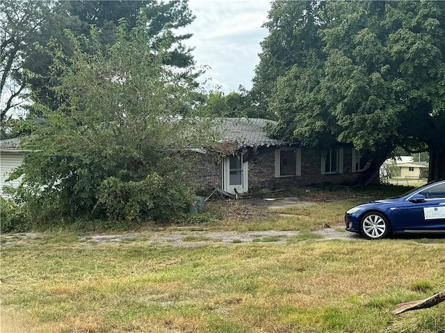 exterior space featuring a front lawn