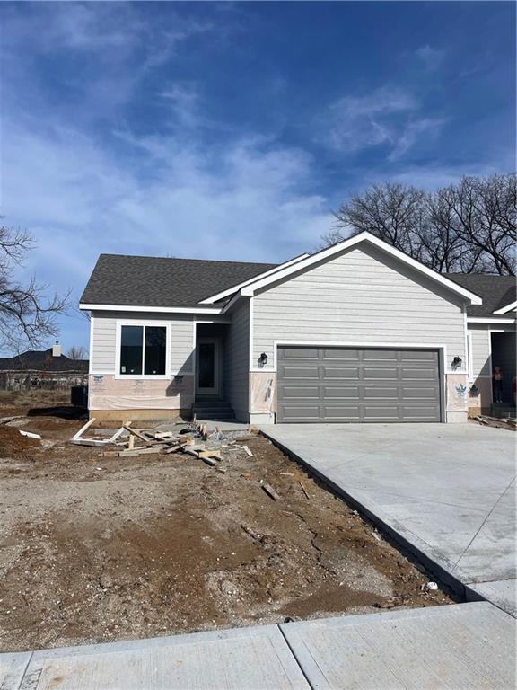 view of front facade featuring a garage