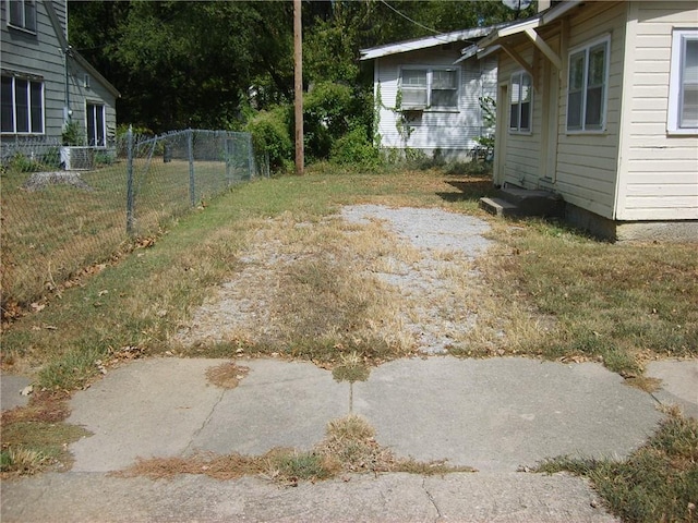 view of yard featuring central AC unit