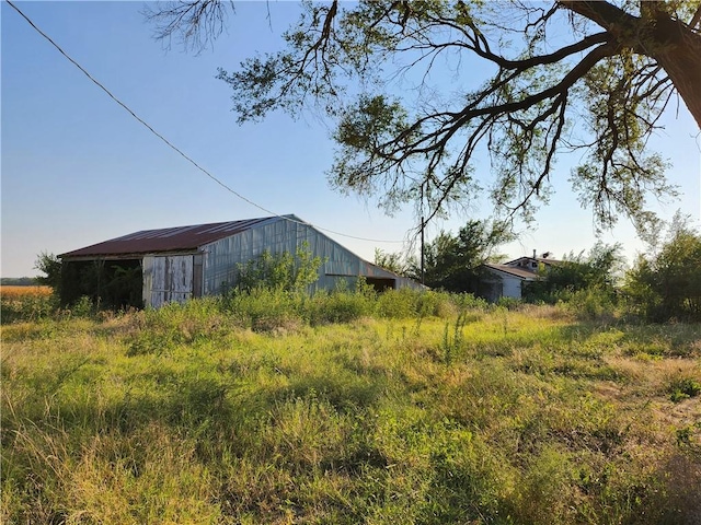 view of yard with an outdoor structure