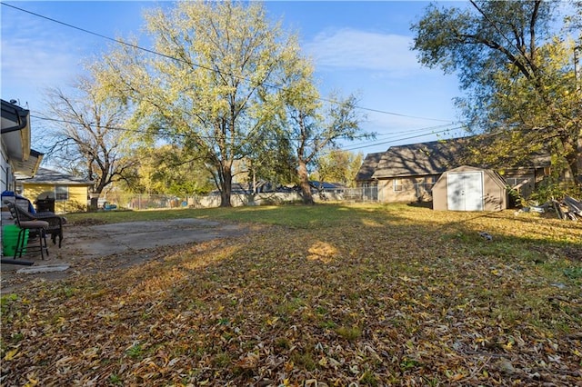 view of yard with a storage unit