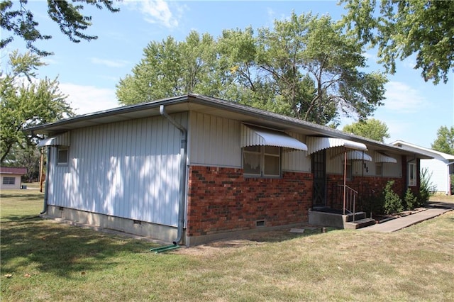 exterior space featuring a lawn