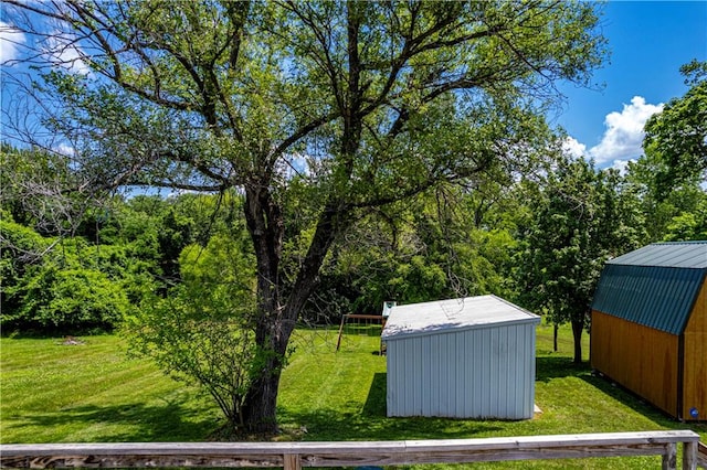 view of yard featuring a shed