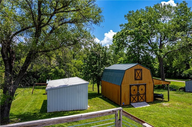 view of yard featuring a shed