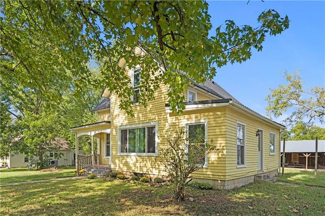 view of front of property featuring a front yard